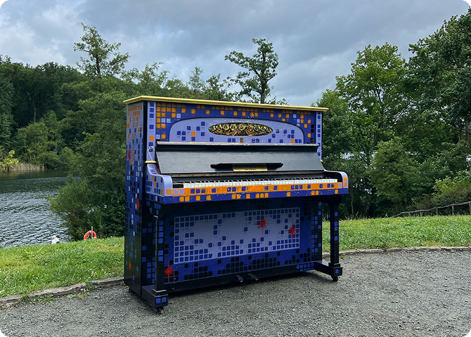 Bemaltes Outdoor-Klavier am See – Klaviertransport Berlin