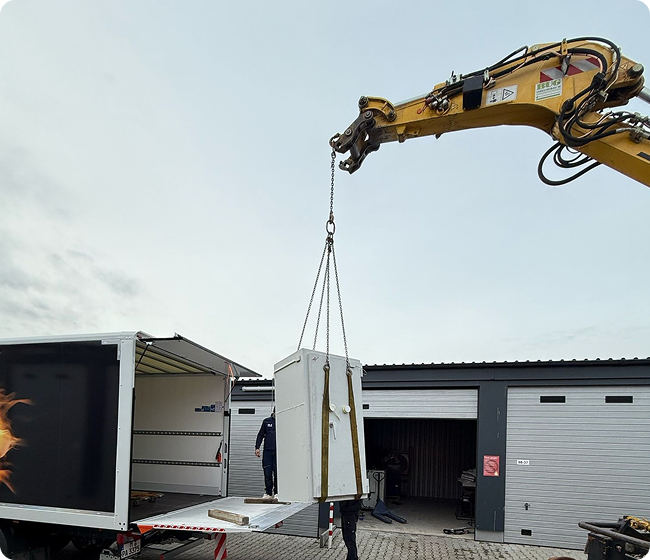 Tresortransport Berlin – Kran hebt Tresor in LKW"